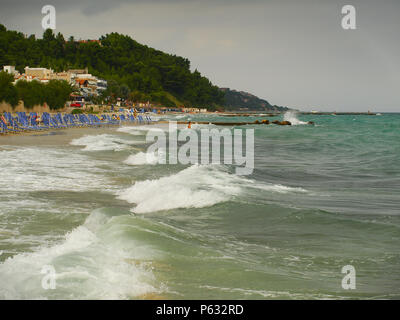 Regenwetter mit dunklen Wolken und grosse Wellen im Meer Stockfoto