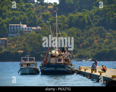 Skiathos, Griechenland - Fischer auf dem Dock in der Nähe der Fischerboote Stockfoto