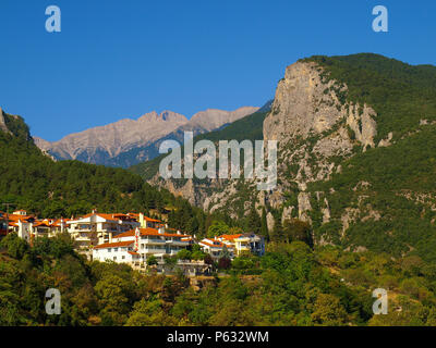 Die Stadt Litochoro mit den Olymp im Hintergrund Stockfoto