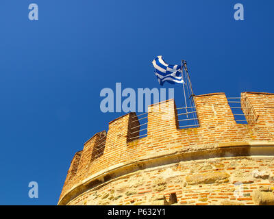 Die griechische Flagge auf der Weiße Turm von Thessaloniki an der Küste der Ägäis, Thessaloniki, Griechenland Stockfoto