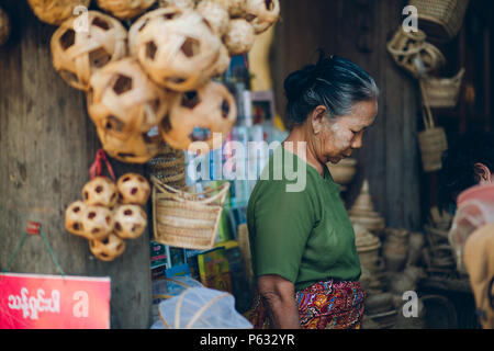 Bagan, Myanmar - Feb 21 2014: Porträt der jungen asiatischen Burmesischen traditionell weiblichen Arbeit zu Hause wokshop Stockfoto