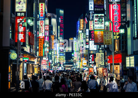 Tokyo, Japan, August 2017: beleuchtete Werbetafeln und Schilder an Rotlichtviertel Kabukicho in Shinjuku bei Nacht. Stockfoto