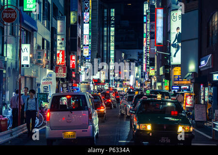 Tokyo, Japan, August 2017: beleuchtete Werbetafeln und Schilder an Rotlichtviertel Kabukicho in Shinjuku bei Nacht. Stockfoto