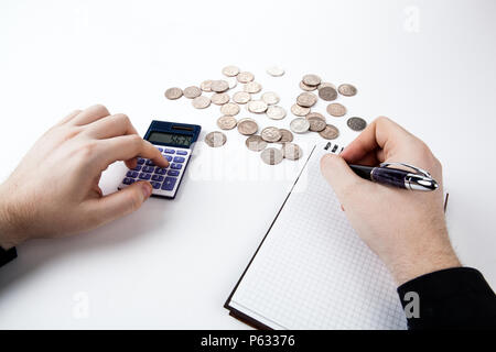 Man setzt auf eine weiße Nahaufnahme Stockfoto