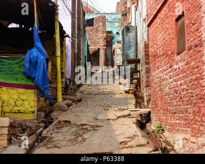 Gasse in Fatehpur Sikri, Uttar Pradesh, Indien. Die Stadt wurde im Jahre 1569 von der Großmogul Akbar gegründet und war die Hauptstadt des Mugh Stockfoto