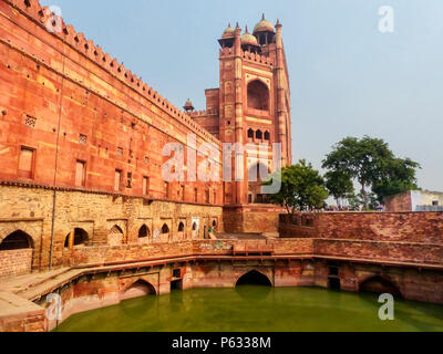 Buland Darwasa (Siegestor) führt zur Jama Masjid in Fatehpur Sikri, Uttar Pradesh, Indien. Es ist das höchste Tor in der Welt und ist ein Beispiel Stockfoto