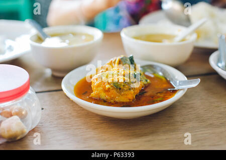Yangon, Myanmar - Feb 23 2014: burmesische Küche im Restaurant Stockfoto
