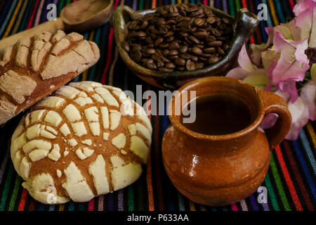 Traditionelle süße mexikanische Brot Conchas, Kaffeebohnen, mexikanischen Stockfoto
