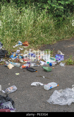 Hausmuell gedumpten/Fly gekippt in einen Parkplatz. Persönliche Umweltverschmutzung am Schlimmsten. Enthält "Marke" Namen so RM redaktionelle nur Stockfoto