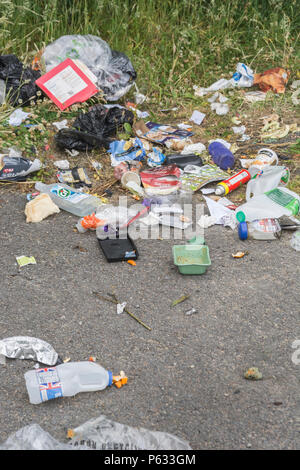 Hausmuell gedumpten/Fly gekippt in einen Parkplatz. Persönliche Umweltverschmutzung am Schlimmsten. Enthält "Marke" Namen so RM redaktionelle nur Stockfoto