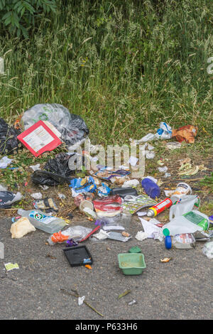 Hausmuell gedumpten/Fly gekippt in einen Parkplatz. Persönliche Umweltverschmutzung am Schlimmsten. Enthält "Marke" Namen so RM redaktionelle nur Stockfoto