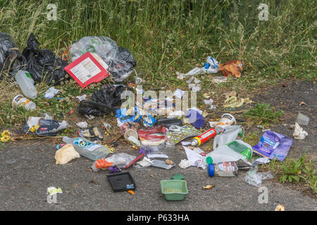 Hausmuell gedumpten/Fly gekippt in einen Parkplatz. Persönliche Umweltverschmutzung am Schlimmsten. Enthält "Marke" Namen so RM redaktionelle nur Stockfoto