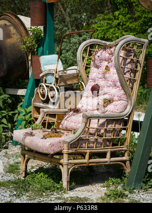 Alten Stuhl verwendet als Dekoration im Garten, sonniger Tag im Frühling Stockfotografie
