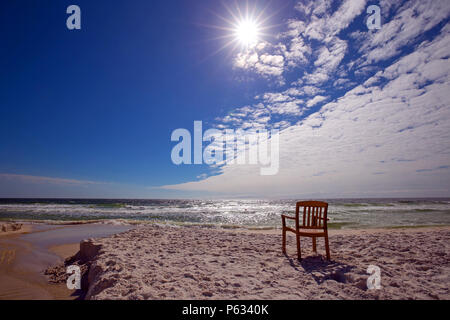 Meine einsamen Holzstuhl auf der Schleifen Strand in Panama City Beach, Florida, am späten Nachmittag. Stockfoto