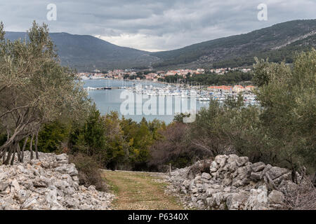 Stadt Cres (Kroatien), Marina und das Meer an einem bewölkten Tag im Frühjahr von einem Aussichtspunkt über Stockfoto