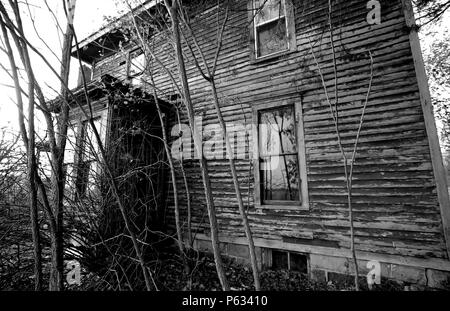 Altes Bauernhaus in Lenawee County Michigan aufgegeben. Im Winter. hat ist bekannt, verfolgt werden. Stockfoto