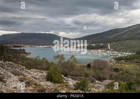 Stadt Cres (Kroatien), Marina und das Meer an einem bewölkten Tag im Frühjahr von einem Aussichtspunkt über Stockfoto