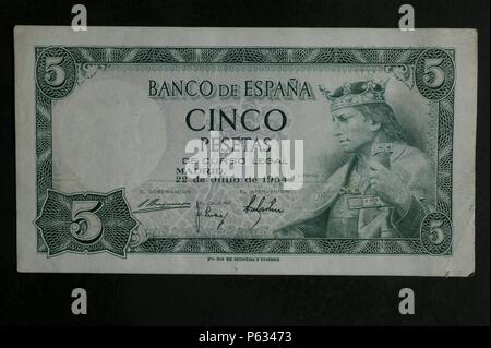 DINERO: BILLETE DE CINCO PESETAS DE 1954. ANVERSO: IMAGEN DE Alfonso X. REVERSO: Biblioteca Nacional. TAMAÑO: 100 x 50 mm. Stockfoto