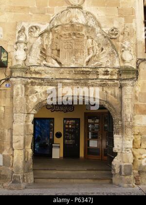 PALACIO DE LOS RIOS Y SALCEDO. OTRA ENTRADA EN LA FACHADA DERECHA. Stockfoto