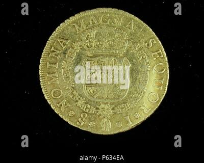 NUMISMATICA. Vive la MODERNA. OCHO ESCUDOS DE ORO, DE FERNANDO VI. REVERSO. ESCUDO CORONADO RODEADO DEL KRAGEN DEL Espiritu Santo. 1759. (DEPOSITO-: MUSEO ARQUEOLOGICO NACIONAL). Stockfoto