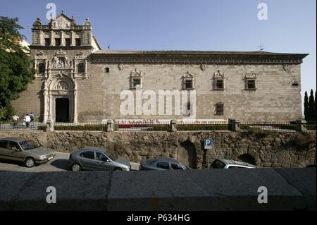 MUSEO DE SANTA CRUZ (S. XVI). FACHADA PRINCIPAL CON PORTADA PLATERESCA DE ALONSO DE COVARRUBIAS. Stockfoto