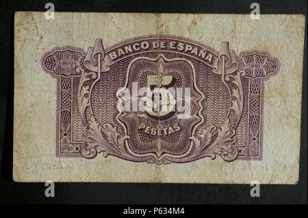 DINERO: BILLETE DE CINCO PESETAS DE 1935. ANVERSO: BUSTO MUJER COMO ALEGORIA A LA REPUBLICA. LEYENDAS: CERTIFICADO DE PLATA Y DE CURSO LEGAL. REVERSO: SÜNDE FONDO. MEDIDA: 89 x 50 mm. Stockfoto