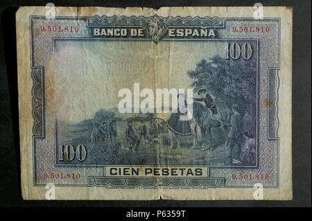 DINERO: BILLETE DE CIEN PESETAS DE 1928. ANVERSO: BUSTO DEL ESCRITOR MIGUEL DE CERVANTES Y UNA REPRODUCCION DEL MOMUMENTO EIN CERVANTES DE LA PLAZA DE ESPAÑA DE MADRID. REVERSO: CUADRO DE Luis Menendez Pidal "ENCUENTRO DE DON QUIJOTE CON LOS DUQUES'. COMO MARCA AL AGUA LLEVA LA CABEZA DEL QUIJOTE. TAMAÑO: 128 x 90 mm. Stockfoto