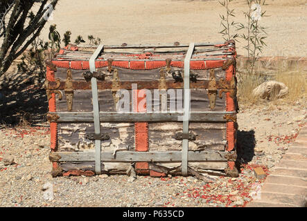 Alte hölzerne Trunk mit rostigen Scharniere sitzen auf Kies Stockfoto