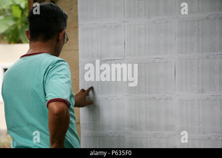 Bekasi, Indonesien. 27 Juni, 2018. Einige Bewohner wurden auch mit Blick auf die Liste der Wahllokale (TPS) Standorten in Bekasi, West Java, Mittwoch verfügbar (27/06/2018). Credit: kuncoro Widyo Rumpoko/Pacific Press/Alamy leben Nachrichten Stockfoto