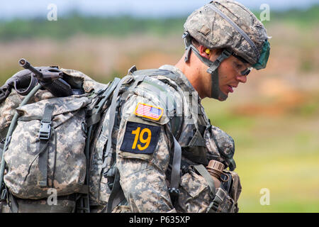 U.S. Army Ranger 2nd Lieutenant Zachary Hayes, von der 82nd Airborne Division, seine nächste Veranstaltung beim Konkurrieren in den besten Ranger Wettbewerb 2016, am Fort Benning, Ga, 15. April 2016. Die 33. jährliche David E. Grange jr. Am besten Ranger Wettbewerb 2016 ist eine dreitägige Veranstaltung, bestehend aus Herausforderungen Wettbewerber des körperlichen, geistigen und technischen Fähigkeiten. (U.S. Armee Foto: Staff Sgt. Justin S. Morelli/Freigegeben) Stockfoto