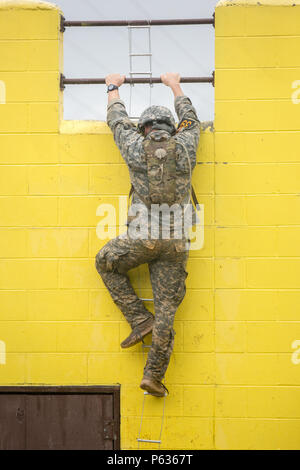 Ein U.S. Army Ranger, der 75Th Ranger Regiment zugeordnet, klettert ein höhlenforschung Leiter während der Urban Assault Kurs a Die besten Ranger Wettbewerb 2016 der Ft. Benning, Ga, 15. April 2016. Die 33. jährliche David E. Grange jr. Am besten Ranger Wettbewerb 2016 ist eine dreitägige Veranstaltung, bestehend aus Herausforderungen, test Wettbewerber physischen, geistigen und technischen Fähigkeiten. (U.S. Armee Foto: Staff Sgt. Brian Kohl/Freigegeben) Stockfoto