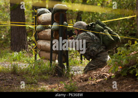 U.S. Army Ranger, der 2 Infanterie Division, zieht die Sicherheit für ein Ereignis während der 33. jährlichen besten Ranger Wettbewerb auf Fort Benning, Ga, 16. April 2016. Die 33. jährliche besten Ranger Wettbewerb 2016 ist eine dreitägige Veranstaltung, bestehend aus Herausforderungen Wettbewerber des körperlichen, geistigen und technischen Fähigkeiten zu Ehren von Generalleutnant David E. Grange, Jr. (U.S. Armee Foto von Pfc. Sharell Madden/Freigegeben) Stockfoto