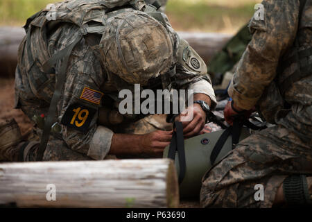 U.S. Army 2nd Lieutenant Zachary Hayes, an der 82nd Airborne Division, simuliert das Behandeln einer Unfallversicherung für ein Ereignis während der 33. jährlichen besten Ranger Wettbewerb auf Fort Benning, Ga, 16. April 2016. Die 33. jährliche besten Ranger Wettbewerb 2016 ist eine dreitägige Veranstaltung, bestehend aus Herausforderungen Wettbewerber des körperlichen, geistigen und technischen Fähigkeiten zu Ehren von Generalleutnant David E. Grange, Jr. (U.S. Armee Foto von Pfc. Sharell Madden/Freigegeben) Stockfoto