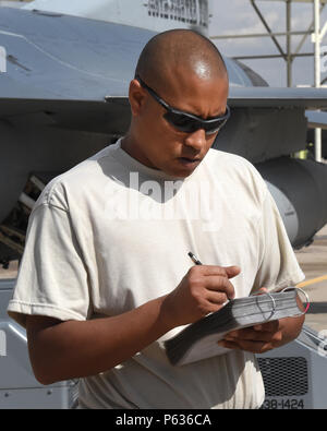 Tech. Sgt. Mark Nash, ein Flugzeug Rüstung Systeme Techniker, Bewertungen eine Checkliste vor dem Laden Teil der vierteljährlichen Last Crew der 56th Fighter Wing des Quartals Wettbewerb bei Luke Air Force Base, Arizona, April 8, 2016. Nash ist Mitglied der 149. der Texas Air National Guard Fighter Wing, an Joint Base San Antonio-Lackland, Texas, das derzeit bei Luke während der San Antonio Kelly Feld Landebahn Reparaturen unterzogen wird. (U.S. Air National Guard Foto von 2 Lt. Phil Brunnen) 160408-Z-DJ 352-008 Stockfoto