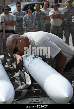 Tech. Sgt. Mark Nash, ein Flugzeug Rüstung Systeme Techniker, inspiziert ein inertes AIM-120, Advanced Medium Range Air-to-Air Missile, als Teil der laden Teil der vierteljährlichen Last Crew der 56th Fighter Wing des Quartals Wettbewerb bei Luke Air Force Base, Arizona, April 8, 2016. Nash ist Mitglied der 149. der Texas Air National Guard Fighter Wing, an Joint Base San Antonio-Lackland, Texas, das derzeit bei Luke während der San Antonio Kelly Feld Landebahn Reparaturen unterzogen wird. (U.S. Air National Guard Foto von 2 Lt. Phil Brunnen) 160408-Z-DJ 352-023 Stockfoto