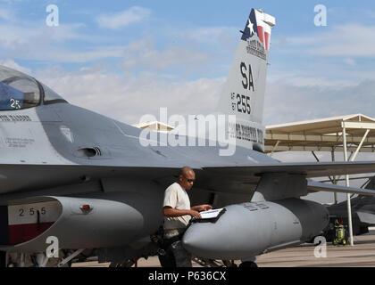 Tech. Sgt. Mark Nash, ein Flugzeug Rüstung Systeme Techniker, schaut auf die Wartung von Flugzeugen Formen vor dem Laden Teil der vierteljährlichen Last Crew der 56th Fighter Wing des Quartals Wettbewerb bei Luke Air Force Base, Arizona, April 8, 2016. Nash ist Mitglied der 149. der Texas Air National Guard Fighter Wing, an Joint Base San Antonio-Lackland, Texas, das derzeit bei Luke während der San Antonio Kelly Feld Landebahn Reparaturen unterzogen wird. (U.S. Air National Guard Foto von 2 Lt. Phil Brunnen) 160408-Z-DJ 352-006 Stockfoto