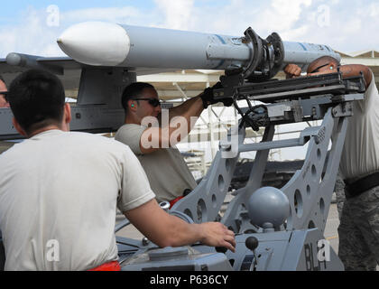 Tech. Sgt. Mark Nash (rechts), Tech. Sgt. Federico Barrios (Mitte) und Älterer Flieger Robert Satter (links), Flugzeuge Rüstung Systeme Techniker, laden ein inertes AIM-120, Advanced Medium Range Air-to-Air Missile auf die wingtip eines F-16 Fighting Falcon während des Ladens Teil der vierteljährlichen Last Crew der 56th Fighter Wing des Quartals Wettbewerb bei Luke Air Force Base, Arizona, April 8, 2016. Nash, Barrios und Satter sind Mitglieder von 149. der Texas Air National Guard Fighter Wing, an Joint Base San Antonio-Lackland, Texas, das derzeit bei Luke während San ein Sitz Stockfoto