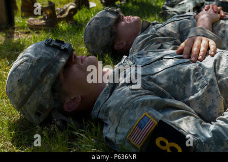 Us Army 1st Lieutenant Christopher Jarrett (links) und 1. Lt Charles McCawley (rechts), die 7 Infantry Division, Rest unter Schatten während der besten Ranger Wettbewerb auf Fort Benning, Ga, 16. April 2016. Die 33. jährliche besten Ranger Wettbewerb 2016 ist eine dreitägige Veranstaltung, bestehend aus Herausforderungen Wettbewerber des körperlichen, geistigen und technischen Fähigkeiten zu Ehren von Generalleutnant David E. Grange, Jr. (U.S. Air Force Foto von älteren Flieger Colville McFee/Freigegeben) Stockfoto