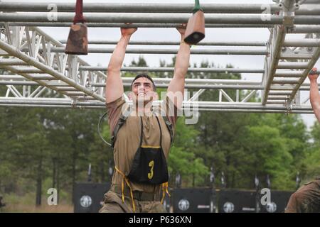 U.S. Army Ranger Kapitän James Teskey, um die 2 Infantry Division, verfährt die Monkey Bars an der spartanischen Rennen während der besten Ranger Wettbewerb auf Fort Mitchell, Ala, 16. April 2016. Die 33. jährliche besten Ranger Wettbewerb 2016 ist eine dreitägige Veranstaltung, bestehend aus Herausforderungen Wettbewerber des körperlichen, geistigen und technischen Fähigkeiten zu Ehren von Generalleutnant David E. Grange Jr. (U.S. Armee Foto von Pfc. William Ploeg/Freigegeben) Stockfoto