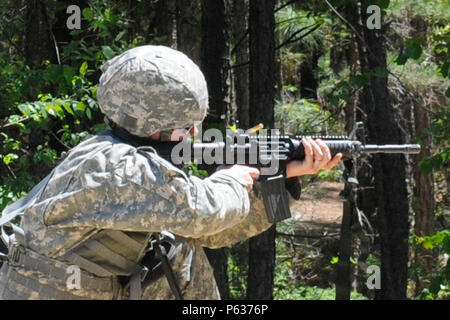 Soldaten des 678Th Air Defence Brigade, South Carolina National Guard, Teilnahme an Waffen Qualifikation in Fort Jackson, in der Nähe von Columbia, S.C., 16. April 2016. (U.S. Army National Guard Foto: Staff Sgt. Kevin Pickering/Freigegeben) Stockfoto