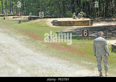 Soldaten des 678Th Air Defence Brigade, South Carolina National Guard, Teilnahme an Waffen Qualifikation in Fort Jackson, in der Nähe von Columbia, S.C., 16. April 2016. (U.S. Army National Guard Foto: Staff Sgt. Kevin Pickering/Freigegeben) Stockfoto