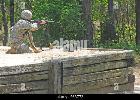 Soldaten des 678Th Air Defence Brigade, South Carolina National Guard, Teilnahme an Waffen Qualifikation in Fort Jackson, in der Nähe von Columbia, S.C., 16. April 2016. (U.S. Army National Guard Foto: Staff Sgt. Kevin Pickering/Freigegeben) Stockfoto