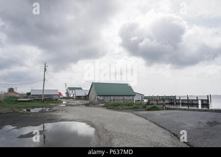 Taylor Landing, Maryland, USA - 17. Mai 2018: Die Gebäude und wellenbrecher von einem kleinen Fischerdorf entlang Johnson Bay auf der DelMarVa Peninsula. Stockfoto