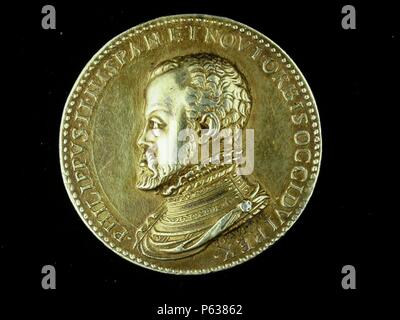 NUMISMATICA. MEDALLA MODERNA. DE FELIPE II, POR GIAN PAOLO POGGINI. ANVERSO. RETRATO DEL REY A LA IZQUIERDA. Ein LAS ALUSIVA CONQUISTAS EN EL Nuevo Mundo. (DEPOSITO-: MUSEO ARQUEOLOGICO NACIONAL). Stockfoto