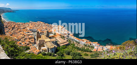 Panoramablick auf das luftbild der Altstadt von Cefalù, Sizilien, Italien. Cefalu ist eine der wichtigsten touristischen Attraktionen in der Region Stockfoto