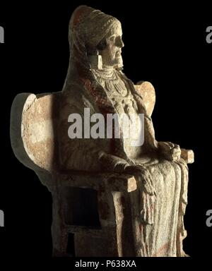 DAMA DE BAZA. SEDENTE ESCULTURA EN PIEDRA POLICROMADA. VISTA LATERAL. IBERICO ESCULTURA. (DEPOSITO-: MUSEO ARQUEOLOGICO NACIONAL). Stockfoto