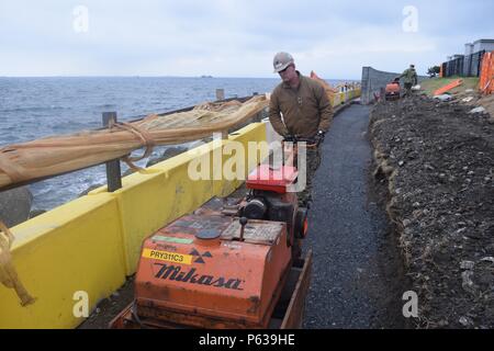 160409-N-HU 290-010 Yokosuka, Japan (Apr. 9, 2016) - Erbauer der dritten Klasse Kenneth Kirker, zugeordnet zu den Naval Mobile Konstruktion Bataillon (NMCB) 4 Ablösung (DET) Yokosuka macht seinen abschließenden Verdichtung pass auf der Basis des Grabens, April 9. NMCB 4 ist der Vorwärts bereitgestellt Pacific NMCB bereit zu größeren Kampfhandlungen und Humanitäre Hilfe/Disaster Relief Operations Support und allgemeinen Maschinenbau und der Unterstützung der Navy, Marine Corps und gemeinsamer operativer Kräfte zur Verfügung zu stellen. (U.S. Marine Foto von Bau Elektriker 3. Klasse Christopher Evenson/Freigegeben) Stockfoto