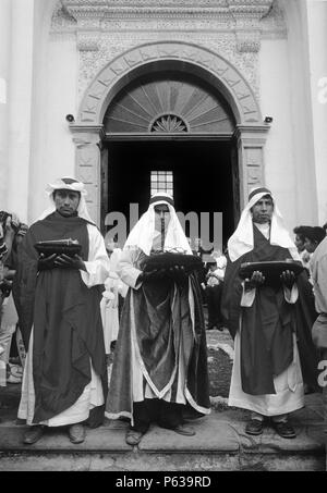 Die 3 Könige, die katholische Symbole von Christi Kreuzigung während der KARFREITAGSPROZESSION - Antigua, Guatemala Stockfoto