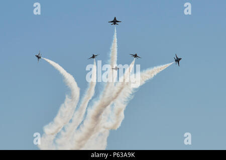Die Piloten von Thunderbirds führen das Delta Burst-Manöver beim Thunder Over the Empire Airfest auf der March Air Reserve Base, Kalifornien, am 17. April 2016 durch. Mit F-16 Fighting Falcons trennen sich die Flugzeuge bei hoher Geschwindigkeit von einer engen Delta-Formation, wodurch ein optischer Burst-Effekt entsteht. Die Piloten koordinieren präzise Kurven, Timing und Höhenmanagement und demonstrieren dabei Flugformationsflug, Flugfähigkeiten und Flugschau-Sicherheitsprotokolle, um taktische und Kunstflugfähigkeiten für die Zuschauer hervorzuheben. Stockfoto