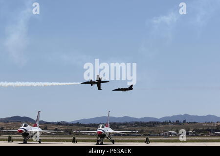 Mitglieder der Patrioten Jet Team Manöver über den Flug aus durchführen. März Air Reserve Base während der 2016 März Feld AirFest am 26.04.16., 2016. Die größte zivile Besitz Kunstflug jet Team, in Byron, Calif., hat in mehr als 1500 Airshows durchgeführt und umfasst die ehemaligen Mitglieder der US Air Force Thunderbirds, US Navy Blue Angels und die Royal Canadian Air Force Snowbirds. (U.S. Air Force Foto/Senior Airman Russell S. McMillan) Stockfoto